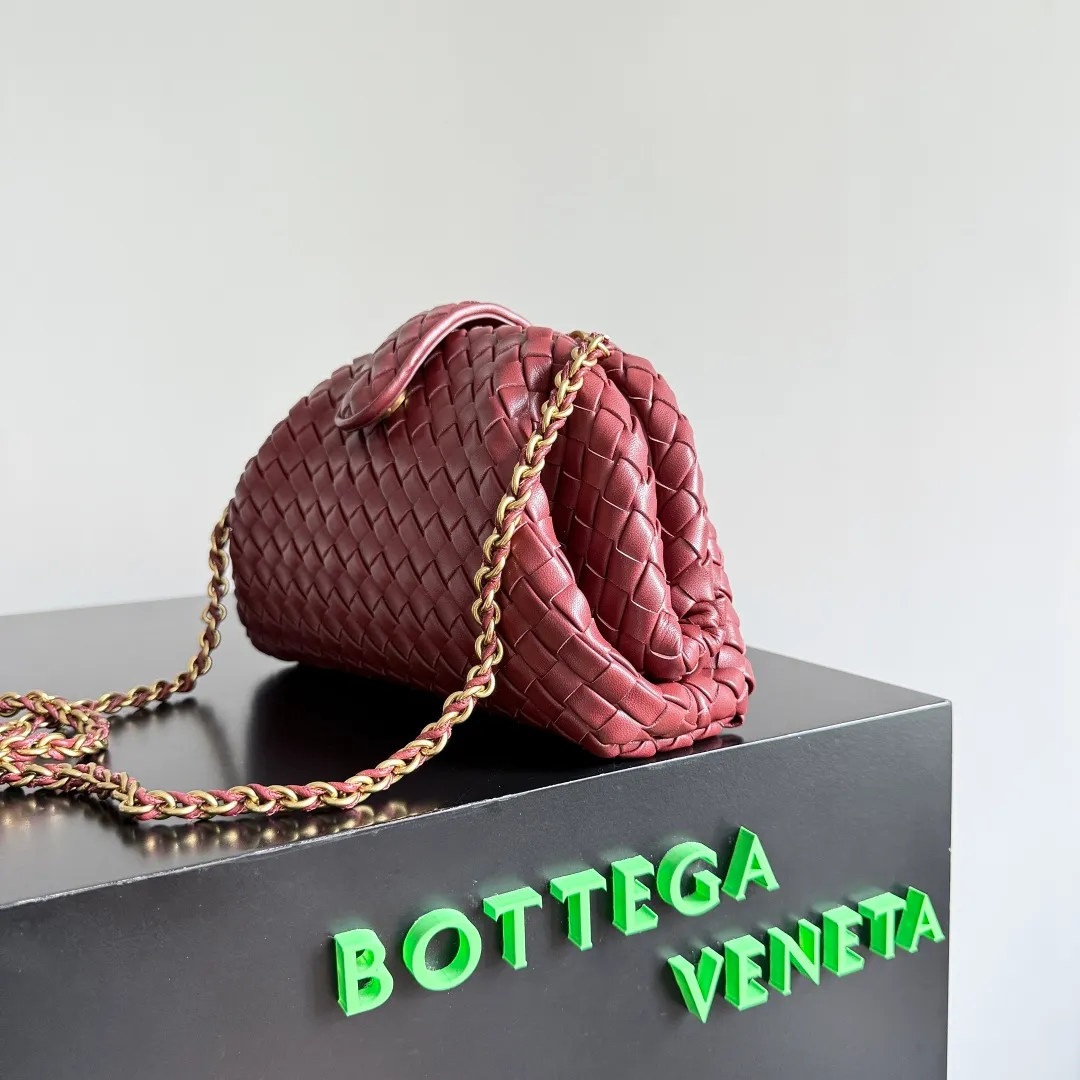 Batch 1880 BOTTEGA VENETA LAUREN 1980 small clutch bag is new! The small size that many people squat on is finally here. The self-adjustable zipper is a highlight of this bag. After being removed, it can be used as a handbag for important occasions. One bag unlocks two carrying methods at the same time. It is practical and has a unique sense of structure and beautiful lines. It is more elegant than a small cloud. It is a tribute to the classics and the pursuit of modernity. Style number: 804038 Size: 27*15*8cm